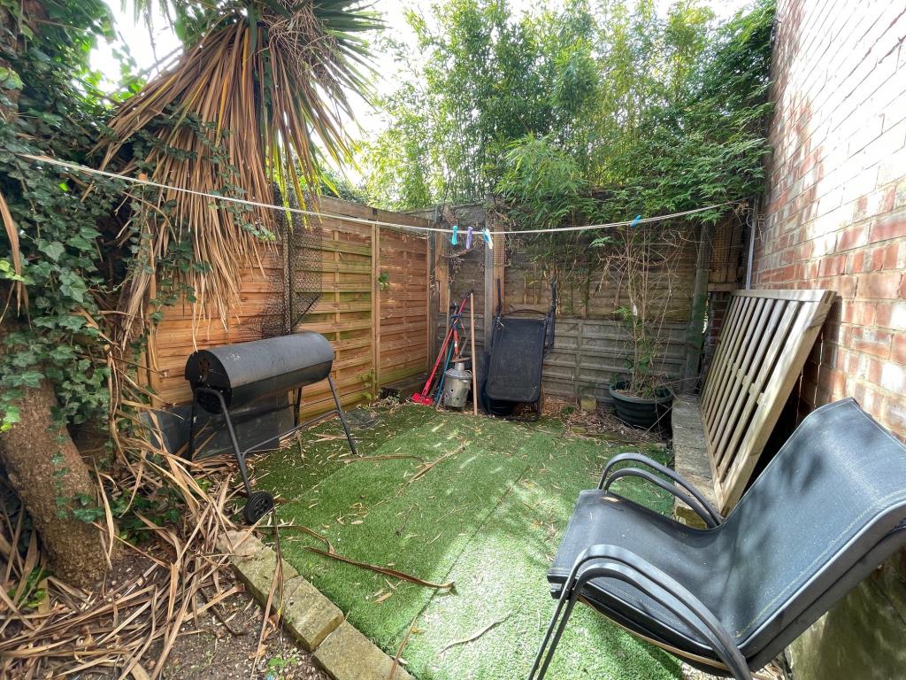 Lot: 144 - TERRACE HOUSE FOR IMPROVEMENT - Yard to the rear of the property